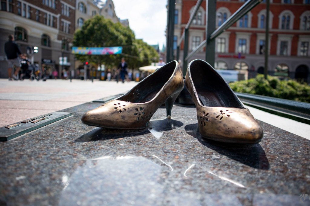 Моста с обувките